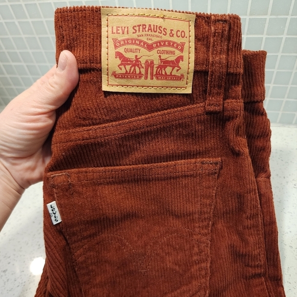 Nwot! Levi's High-Waisted Corduroy Mom jeans pants - Picture 5 of 7